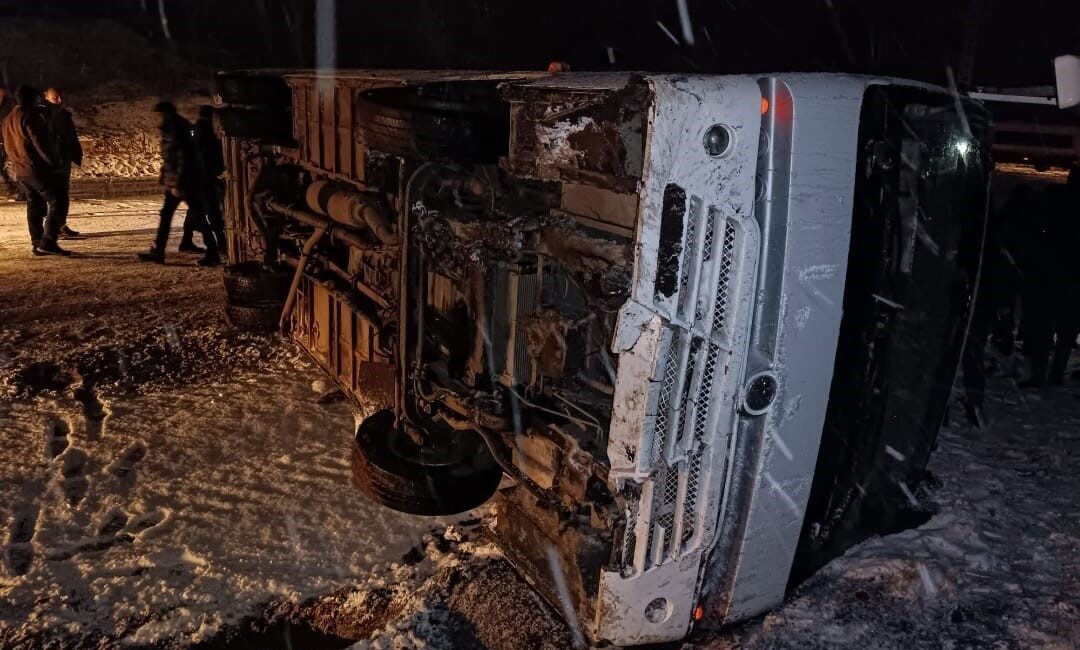 Kütahya'nın Tunçbilek beldesinde işçileri taşıyan servis aracı, buzlanma nedeniyle devrildi.