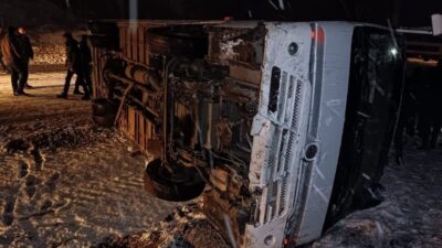 Kütahya'nın Tunçbilek beldesinde işçileri taşıyan servis aracı, buzlanma nedeniyle devrildi.