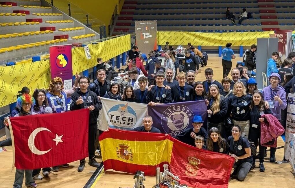 Manisa'daki Geleceği Tasarlayan Gençler Derneği bünyesinde faaliyet gösteren Lavender Robotics