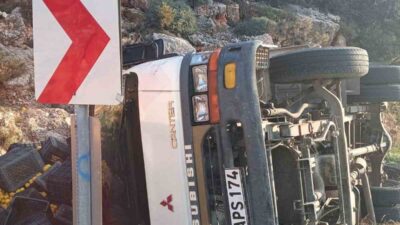 Antalya'nın Kaş ilçesinde, N.G. yönetimindeki limon yüklü kamyonet virajda devrildi.