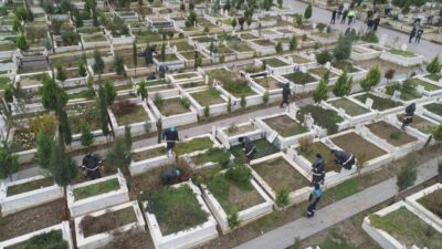 Manisa Büyükşehir Belediyesi, mezarlıkları temiz, düzenli ve güvenli tutmak adına