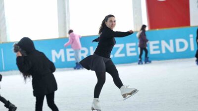Merkezefendi Belediyesi, Merkezefendi Kültür Merkezi'nin otoparkında kurduğu Buz Pateni Pisti