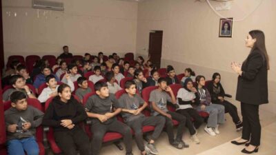 Mersin Büyükşehir Belediyesi, dezavantajlı okullara rehberlik hizmeti sunarak öğrencilere LGS