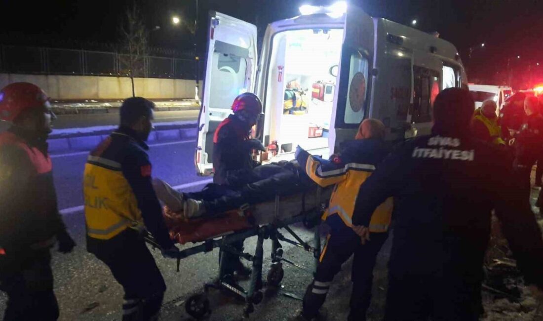 Sivas'ta bir minibüs, park halindeki otomobile çarptı ve 4 kişi