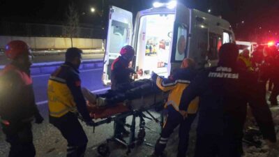 Sivas'ta bir minibüs, park halindeki otomobile çarptı ve 4 kişi