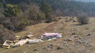 Bolu'daki Yedigöller Milli Parkı yolunda atılan parçalanmış mobilyalar, ziyaretçilerden tepki