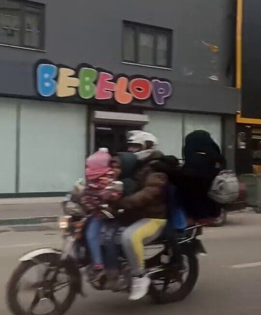 Bursa'da Yıldırım ilçesinde motosiklete anne, baba ve 4 çocuk bindi.