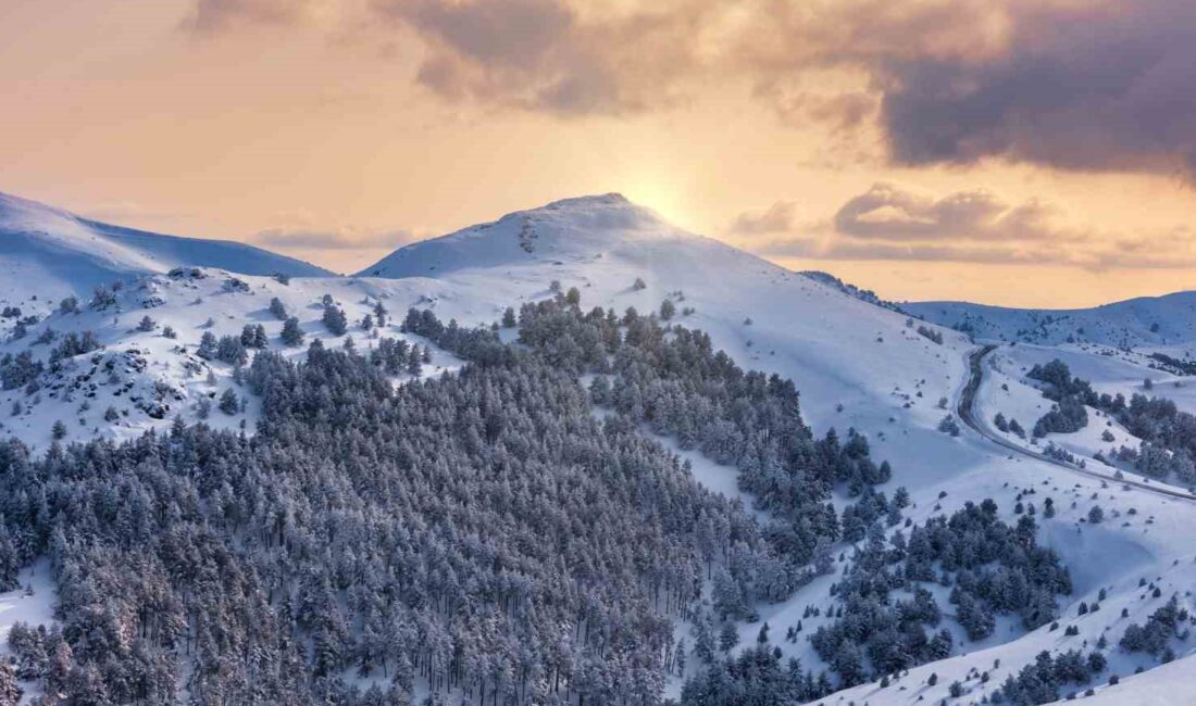 Akdağmadeni ilçesinde bulunan Nalbant Dağı, kar örtüsünün ardından göz kamaştıran