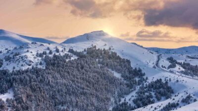 Akdağmadeni ilçesinde bulunan Nalbant Dağı, kar örtüsünün ardından göz kamaştıran