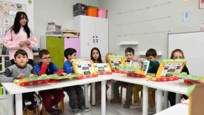 Başiskele Belediyesi, okul öncesi öğrencilere eğitim seti dağıtarak ilkokula geçiş