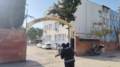 Adana Emniyet Müdürlüğü'ne bağlı Narkotim ekipleri, okulların etrafında narko alan