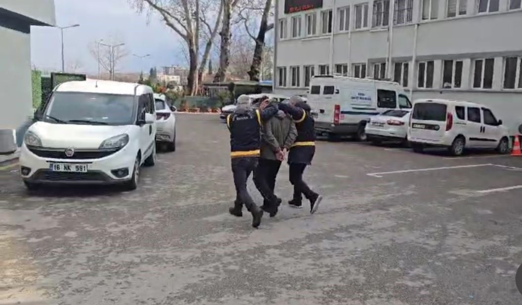 Bursa'da tekel büfesinden içki çalan zanlı, sahibin oğlunu bıçaklayarak öldürdü.
