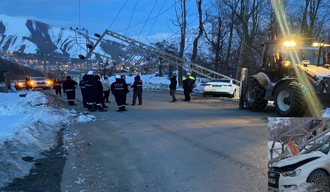 Otomobil elektrik direğine çarptı: 2 yaralı Hakkari'de otomobilin direksiyon hakimiyeti