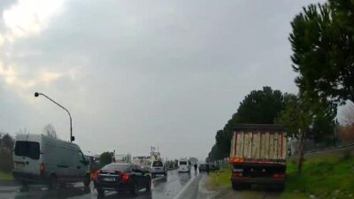 Aydın'ın İncirliova ilçesinde Kızılcaköy-Acarlar yolu üzerinde bir kamyon, önündeki otomobile