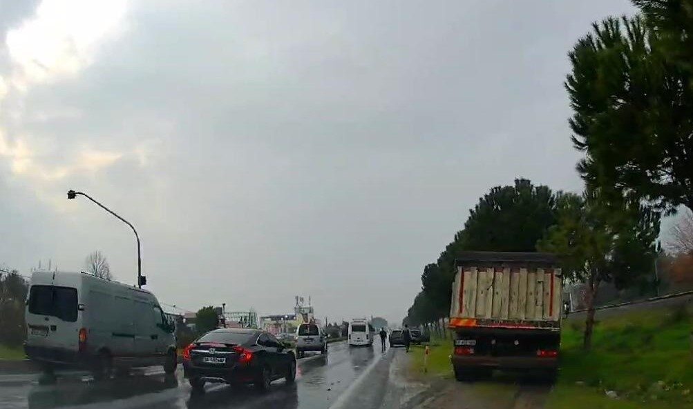 Aydın'ın İncirliova ilçesinde Kızılcaköy-Acarlar yolu üzerinde bir kamyon, önündeki otomobile
