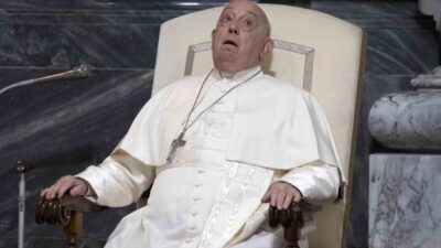 Vatikan, Papa Francis'in solunum krizi geçirdiğini ve aldığı tedaviye olumlu