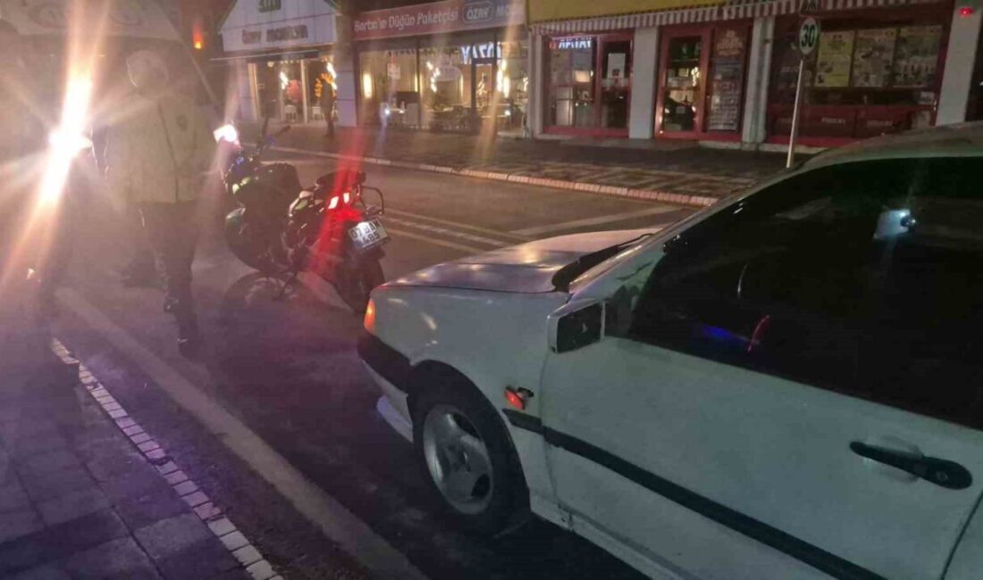 Bartın Kemerköprü Mahallesi'nde polis merkezi önünde motosiklet ile otomobil çarpıştı.