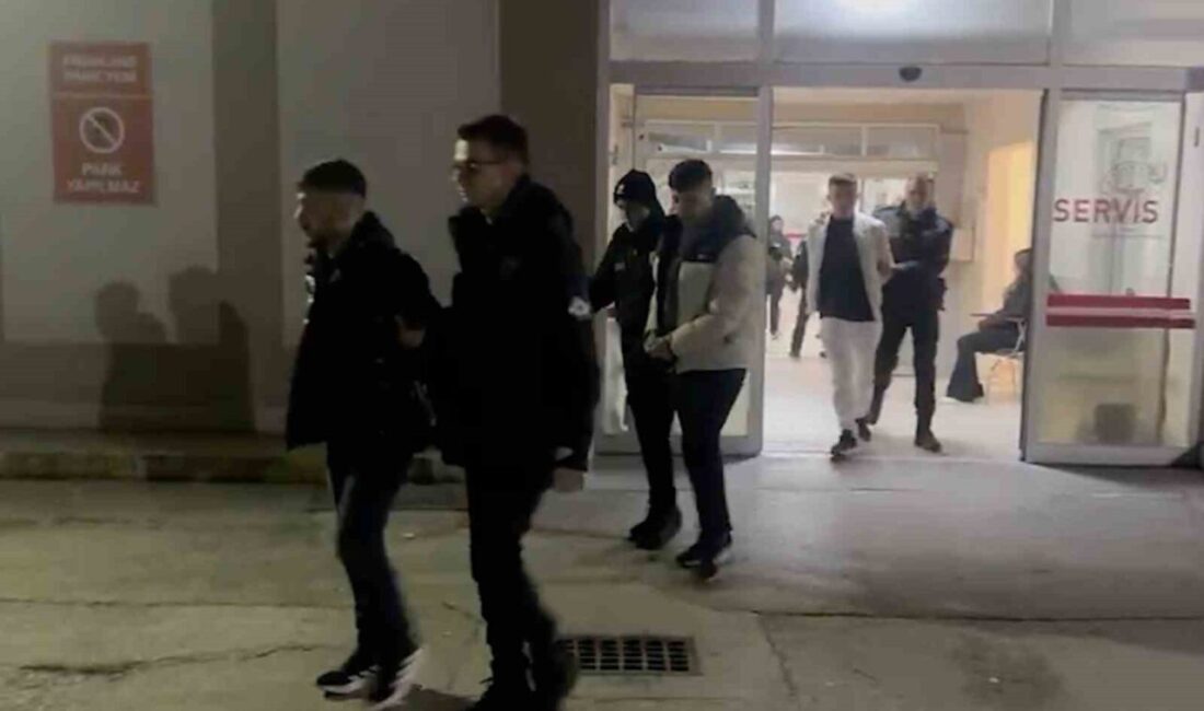 Çorum'da polis ekipleri, araçla kaçan 3 şüpheliyi kovalayarak yakaladı. Kaza