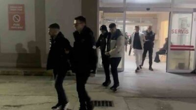 Çorum'da polis ekipleri, araçla kaçan 3 şüpheliyi kovalayarak yakaladı. Kaza