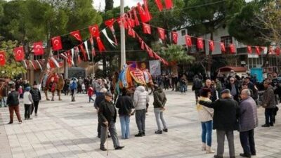 Kınık Belediye Başkanı Sema Bodur, Poyracık Mahallesi'nde keşkek hayrı düzenleyerek
