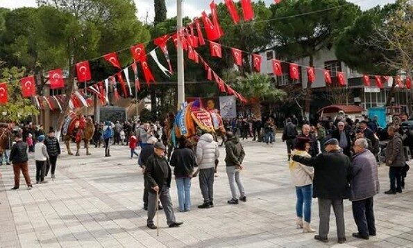 Kınık Belediye Başkanı Sema Bodur, Poyracık Mahallesi'nde keşkek hayrı düzenleyerek