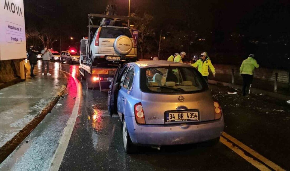 Sarıyer Emirgan'da, yağmur nedeniyle kayganlaşan yolda bir otomobil ile cip