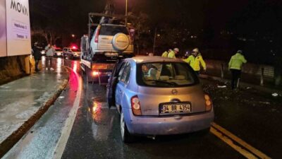 Sarıyer Emirgan'da, yağmur nedeniyle kayganlaşan yolda bir otomobil ile cip