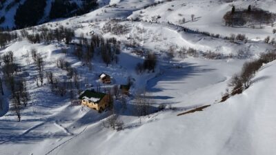 Artvin'in Şavşat ilçesine bağlı 2 bin 50 rakımlı Maden Köyü,