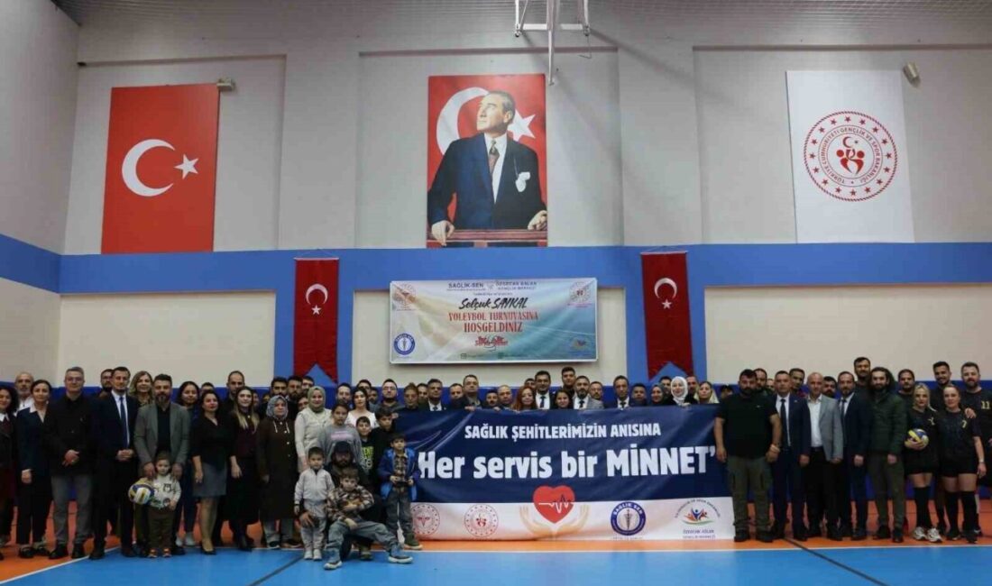 Sağlık-Sen Antalya Şubesi'nin düzenlediği Selçuk Saykal Voleybol Turnuvası, açılış kokteyli
