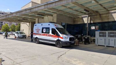 Siirt Kurtalan karayolunda iki otomobilin çarpışması sonucunda 3 kişi yaralandı.
