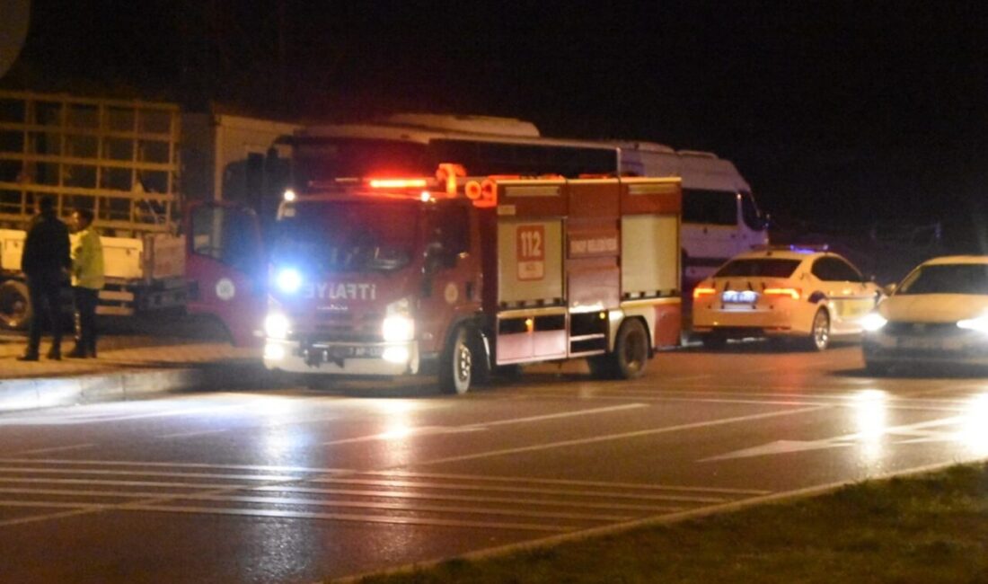 Sinop'un Gelincik Mahallesi'nde park halindeki bir kamyonette meydana gelen yangın,