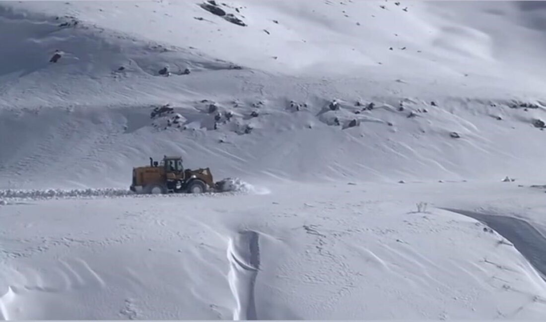 Şırnak'ta kar yağışı nedeniyle kapanan köy yolları ekiplerin çalışmalarıyla açıldı.