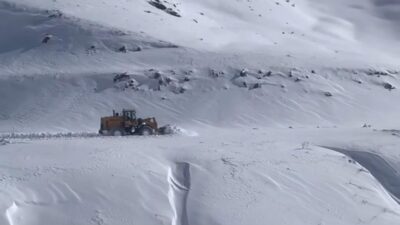 Şırnak'ta kar yağışı nedeniyle kapanan köy yolları ekiplerin çalışmalarıyla açıldı.