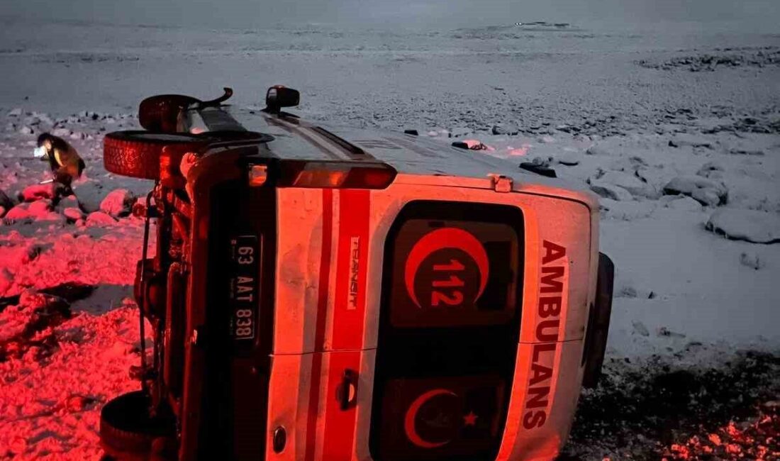 Şanlıurfa'nın Siverek ilçesinde yoğun kar yağışı nedeniyle kontrolden çıkan ambulans