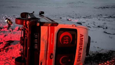 Şanlıurfa'nın Siverek ilçesinde yoğun kar yağışı nedeniyle kontrolden çıkan ambulans