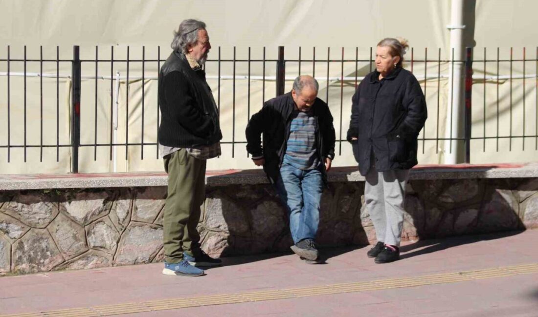 Aydın'ın Efeler ilçesinde soğuk havalardan etkilenen vatandaşlar, ısınmak için güneşli