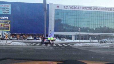 Yozgat'ta arızalanan otomobile trafik polislerinin özverili müdahalesi, aracı güvenli bölgeye