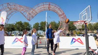 Mersin Büyükşehir Belediyesi'nin Sporbüsü, çocukları sosyal ve fiziksel aktivitelerle buluşturdu.