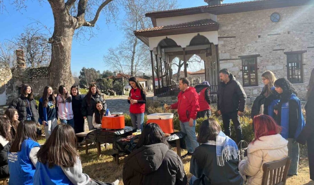 Muğla'nın Yatağan ilçesindeki Stratonikeia Antik Kenti, gençleri geleneksel sanatlarla buluşturdu.