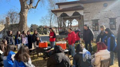 Muğla'nın Yatağan ilçesindeki Stratonikeia Antik Kenti, gençleri geleneksel sanatlarla buluşturdu.