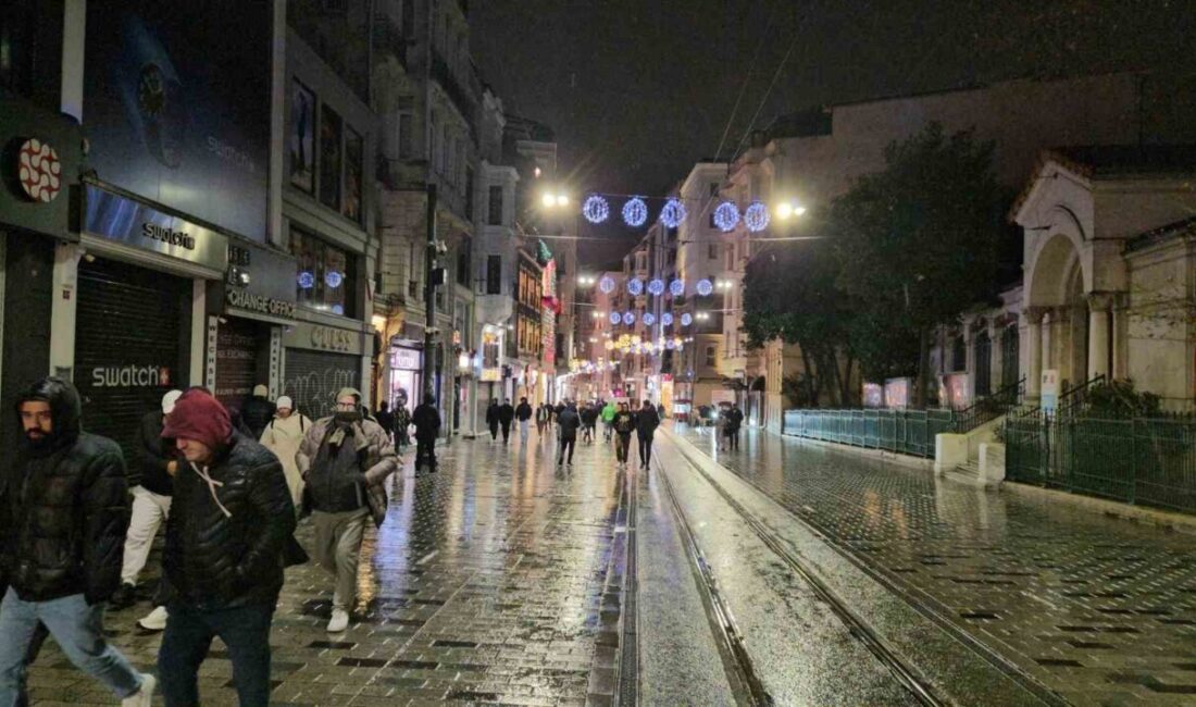 İstanbul'da akşam saatlerinde Taksim'de etkili olan kar yağışı, yerli ve