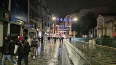İstanbul'da akşam saatlerinde Taksim'de etkili olan kar yağışı, yerli ve