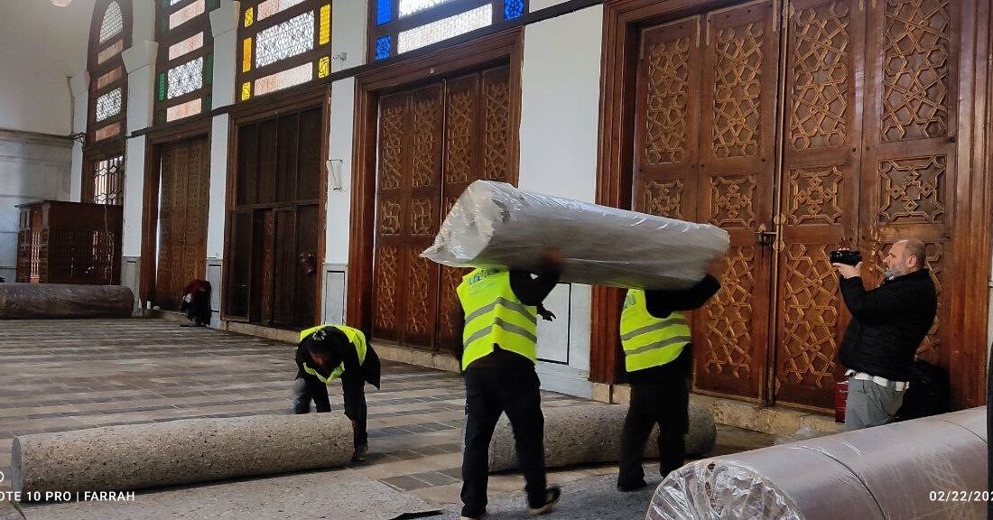 Şam'daki Emevi Camii'nde Türkiye'den gönderilen bordo renkli yün halılar serilmeye