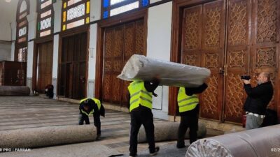 Şam'daki Emevi Camii'nde Türkiye'den gönderilen bordo renkli yün halılar serilmeye