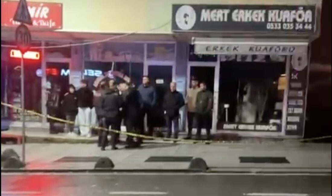 Kocaeli'nin Çayırova ilçesinde F.A., tartıştığı eşi S.A.'yı silahla vurarak öldürdü.