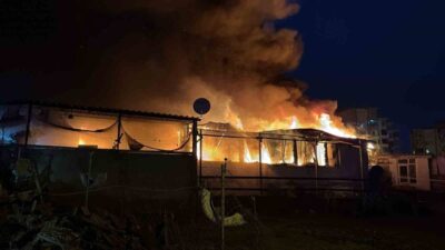 Tekirdağ’ın Süleymanpaşa ilçesinde prefabrik evde çıkan yangın geceyi aydınlattı. Hızlı