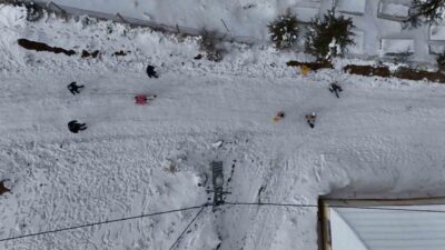 Kırıkkale kentinde kar yağmamasıyla vatandaşlar, Dinek Dağı'na akın etti. Doğayla