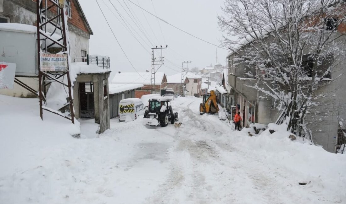 Samsun'un Terme ilçesinin yüksek kesimlerinde kar yağışı sonrası belediye ekipleri