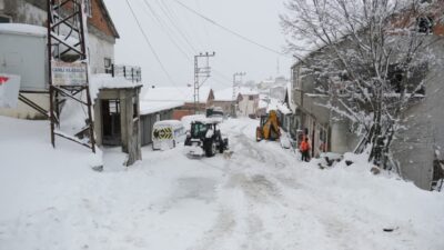 Samsun'un Terme ilçesinin yüksek kesimlerinde kar yağışı sonrası belediye ekipleri