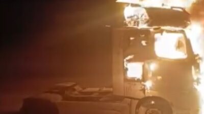 Kaman ilçesinde alev alan tırın kupası, itfaiye ekipleri tarafından söndürüldü.